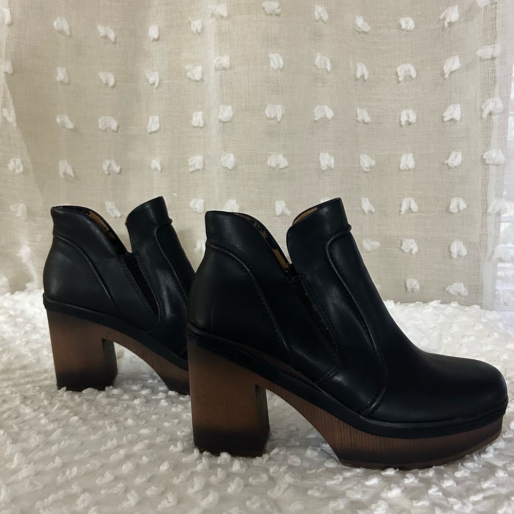 Kork Black Heeled Boots with Chunky Heel and Slip-On Style